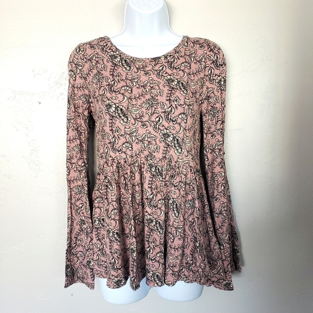 American Eagle Small Pink Paisley Long Sleeve Open Back Arm Slit Girly